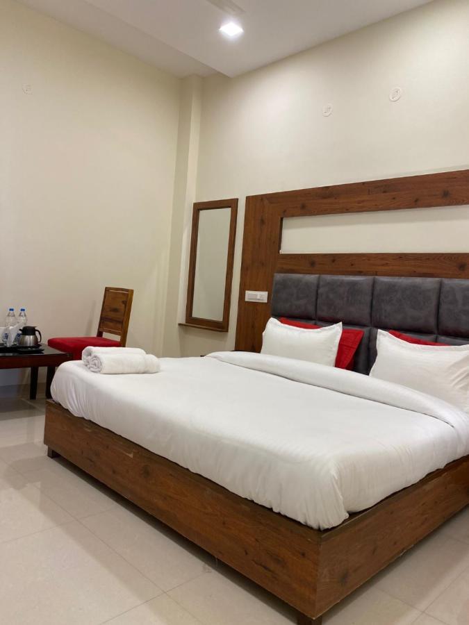 Hotel Woodlark Zirakpur - A Peaceful Stay מראה חיצוני תמונה