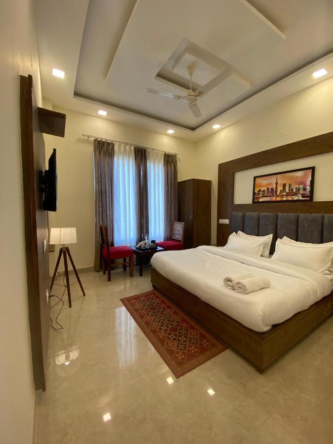 Hotel Woodlark Zirakpur - A Peaceful Stay מראה חיצוני תמונה