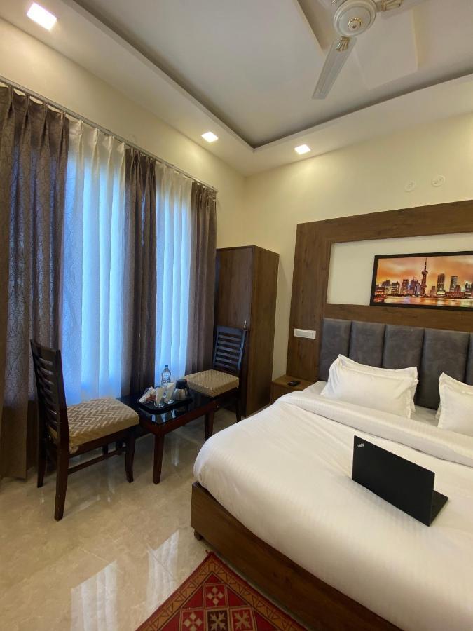 Hotel Woodlark Zirakpur - A Peaceful Stay מראה חיצוני תמונה
