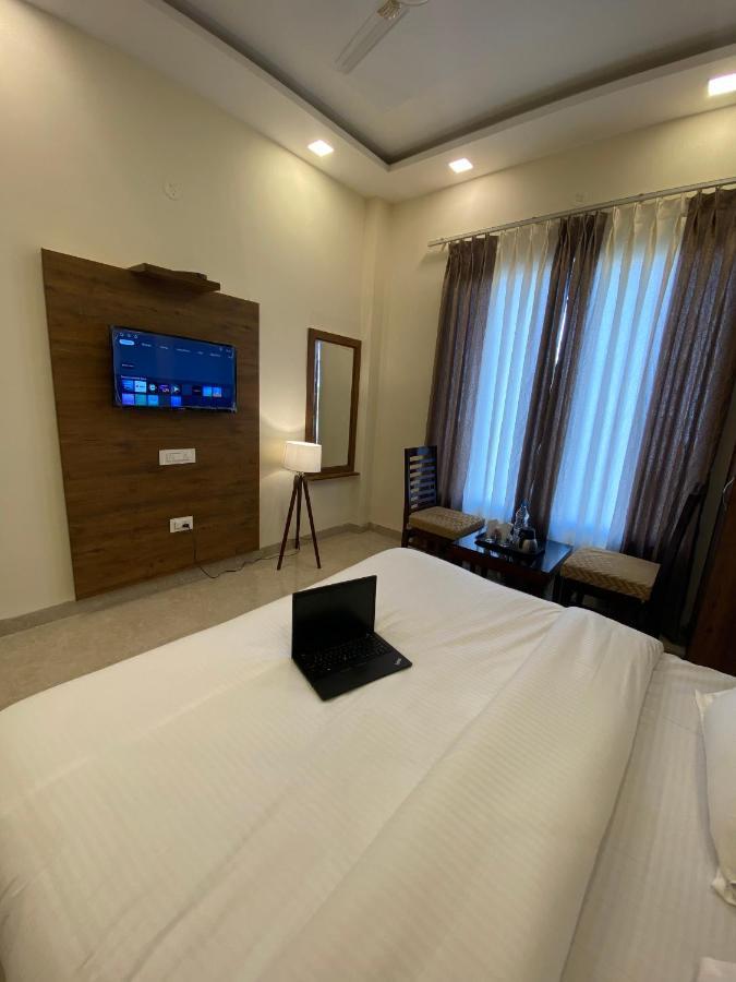 Hotel Woodlark Zirakpur - A Peaceful Stay מראה חיצוני תמונה