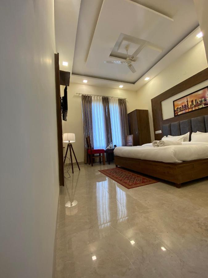 Hotel Woodlark Zirakpur - A Peaceful Stay מראה חיצוני תמונה