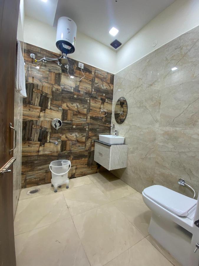 Hotel Woodlark Zirakpur - A Peaceful Stay מראה חיצוני תמונה