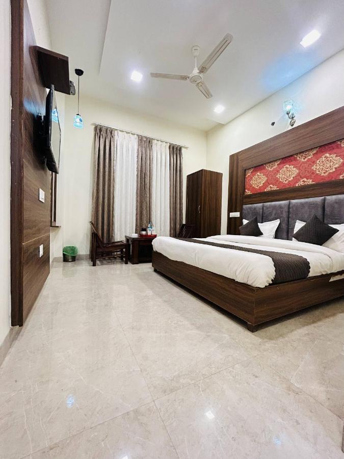 Hotel Woodlark Zirakpur - A Peaceful Stay מראה חיצוני תמונה