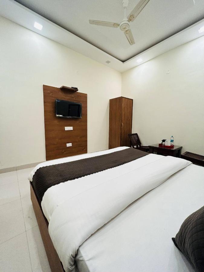 Hotel Woodlark Zirakpur - A Peaceful Stay מראה חיצוני תמונה
